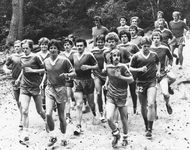 351603 Afbeelding van een training van de spelersploeg van FC Utrecht in het Panbos bij Zeist als voorbereiding op de ...